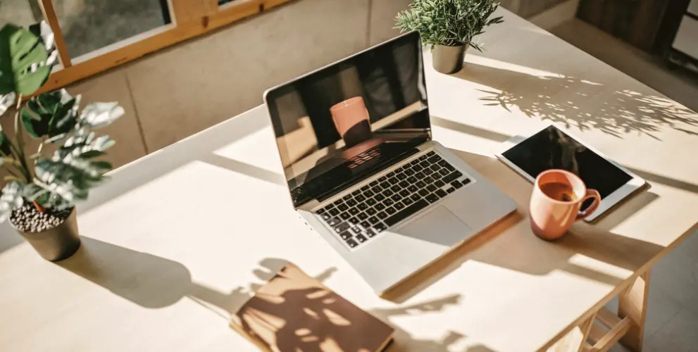 Una persona trabajando en casa en busca del equilibrio entre trabajo y vida personal